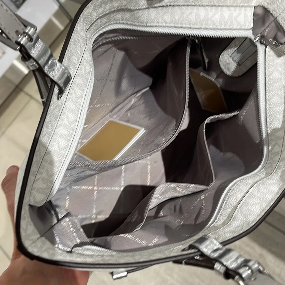 MICHAEL KORS OUTLET
Jet Set Medium Logo Pocket Tote Bag
Optic White/Silver 
NWT - Picture 5 of 16